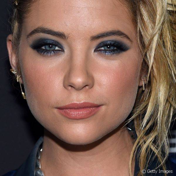 Ashley Benson escolheu esfumar os olhos com uma sombra azul metalizada para um evento em Las Vegas